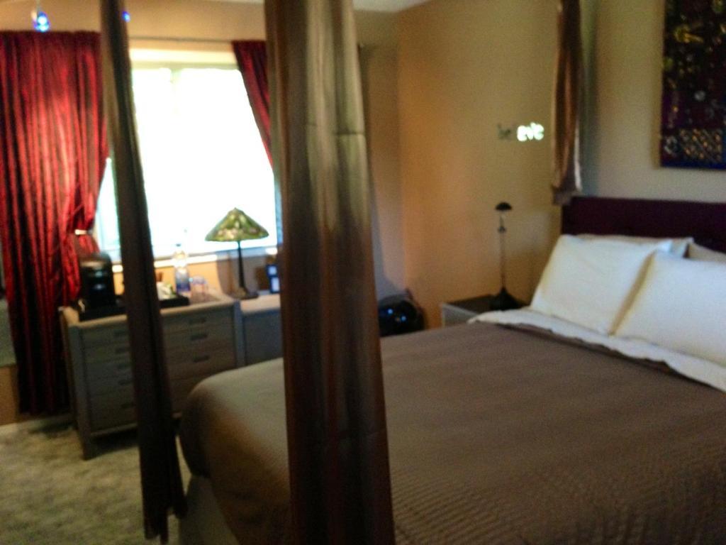Redwood Meadows Bed And Breakfast Bragg Creek Room photo