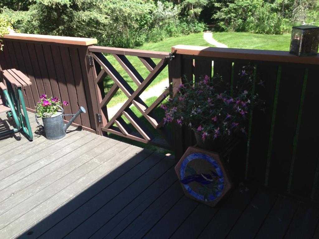 Redwood Meadows Bed And Breakfast Bragg Creek Exterior photo